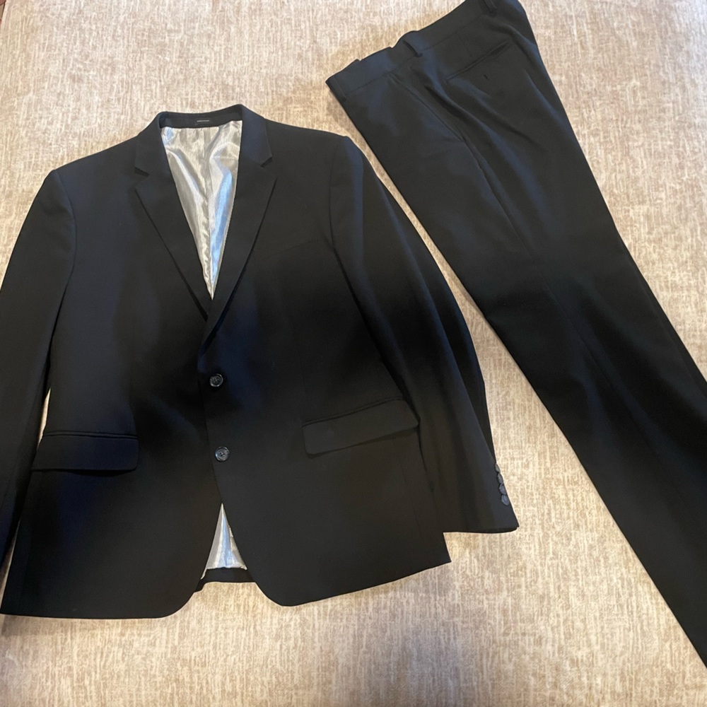 Men’s slim fit suit. Like new. Excellent condition.